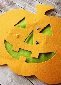 Jack-o-Lantern DIY Halloween Pillow Sewing Tutorial - An easy DIY Halloween decor idea!
