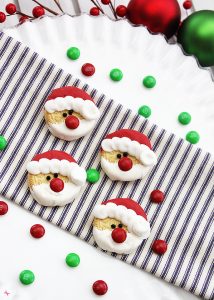 Santa Oreos - Such an easy and cute Christmas treat idea to make with kids!