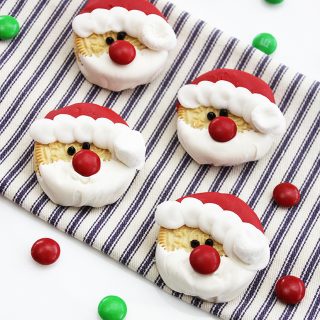 Santa Oreos - Such an easy and cute Christmas treat idea to make with kids!