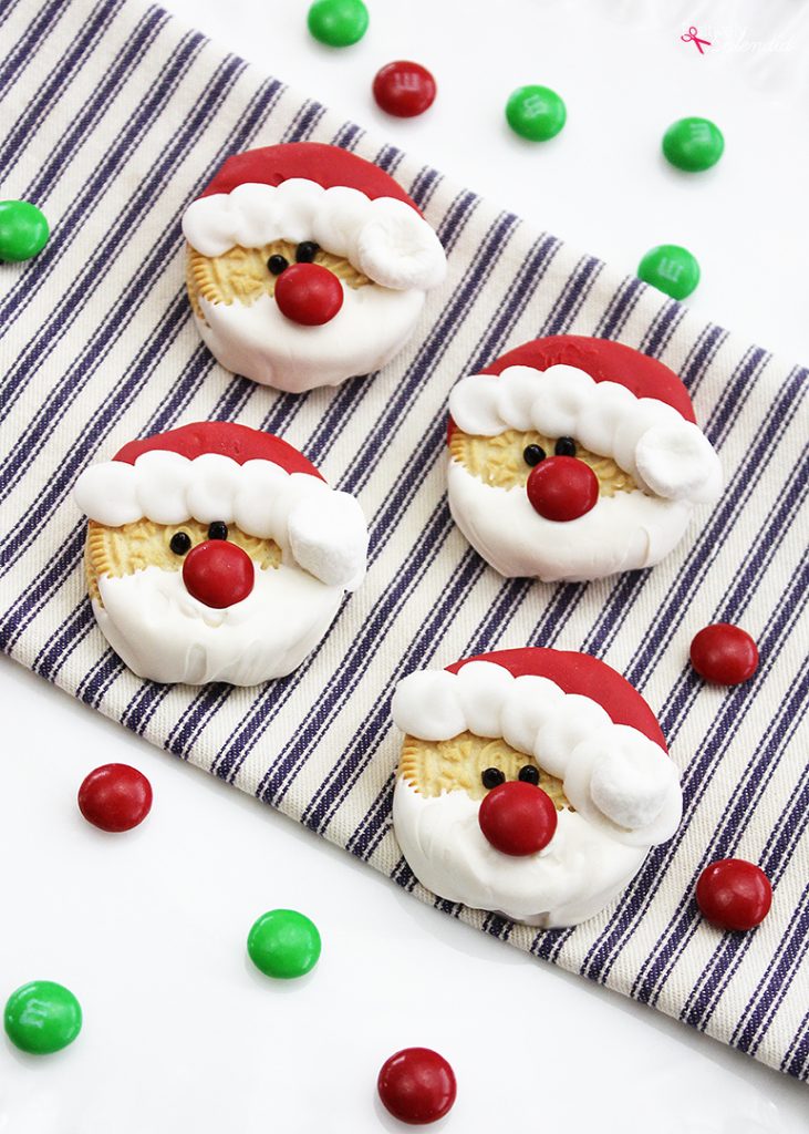 Santa Oreos - Such an easy and cute Christmas treat idea to make with kids!