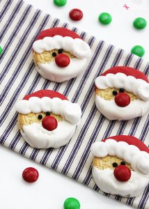 Santa Oreos - Such an easy and cute Christmas treat idea to make with kids!