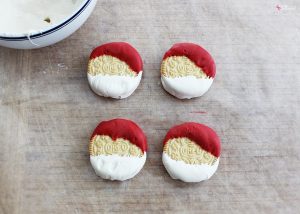 Santa Oreos - Such an easy and cute Christmas treat idea to make with kids!