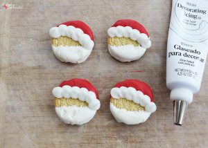 Santa Oreos - Such an easy and cute Christmas treat idea to make with kids!