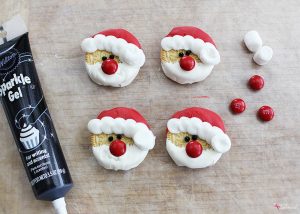 Santa Oreos - Such an easy and cute Christmas treat idea to make with kids!