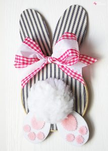 DIY Easter Wreath Idea: Embroidery Hoop Bunny