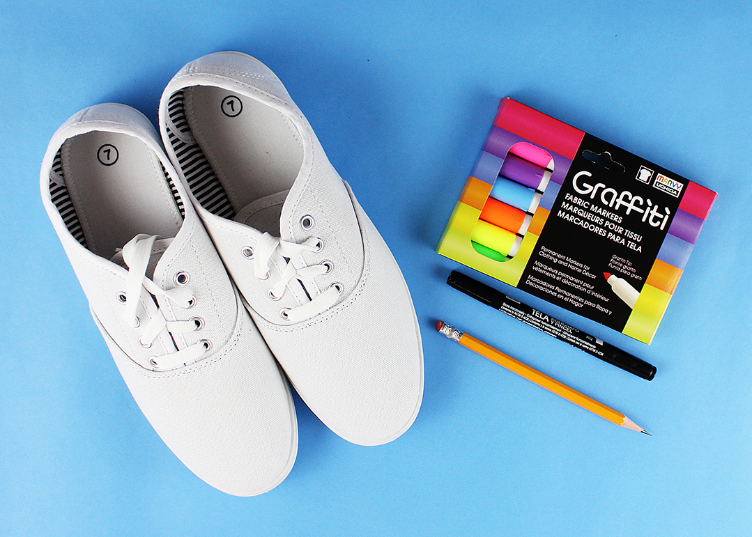 How to Decorate Canvas Shoes With Markers (with Pictures)