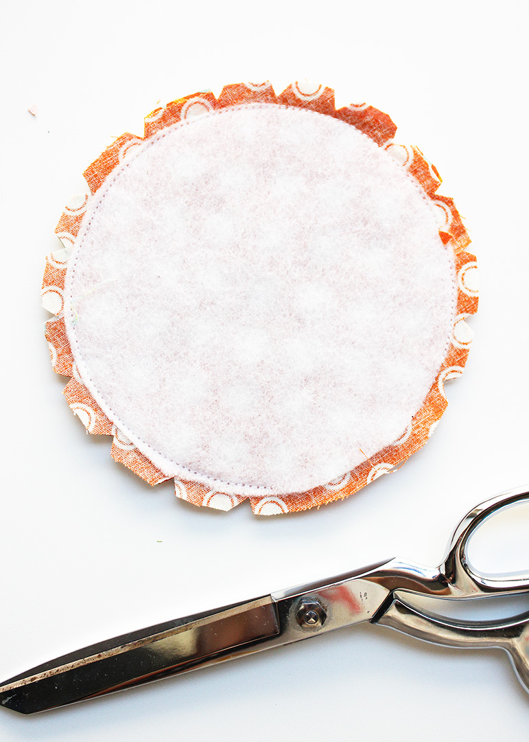 Notch Curve of Circle Fabric Coaster