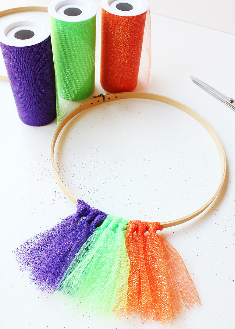 Alternate Tulle Colors Around Wreath